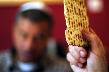 Yahudi erkekler üzerinde Matzah nimet
