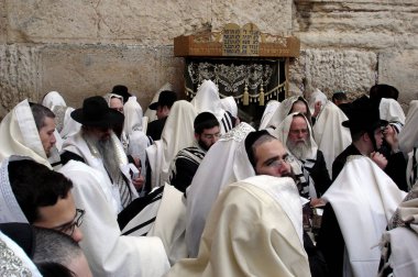 Kudüs Israe batı duvarında, Ortodoks Yahudi erkekler dua