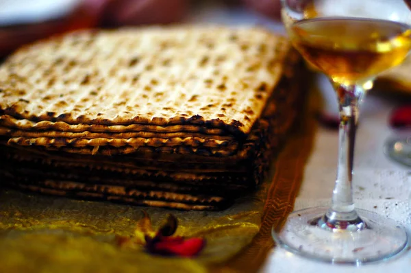 Matzah and wine Passover Seder meal — Stock Photo, Image