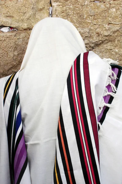Ortodoxa homem judeu orar no Muro Ocidental em Jerusalém — Fotografia de Stock