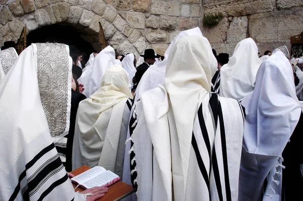 Homens judeus ortodoxos rezam no Muro Ocidental em Jerusalém — Fotografia de Stock