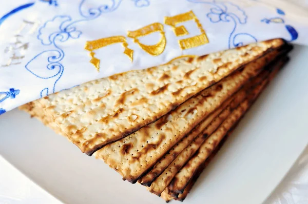 Slovo v hebrejštině s macesy za židovský svátek Pesach nebo Pesach — Stock fotografie