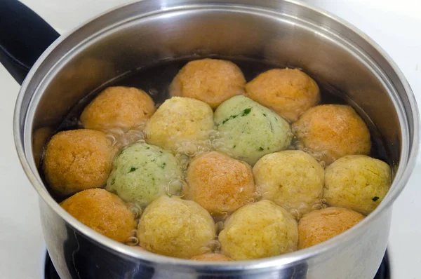 Pascua judía fiesta comida - Matzah bolas sopa —  Fotos de Stock