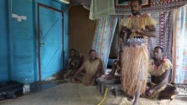 Yerli Fijians adamları Fiji geleneksel Kava törenle katılmak.