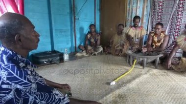 Yerli Fijians adamları Fiji geleneksel Kava törenle katılmak