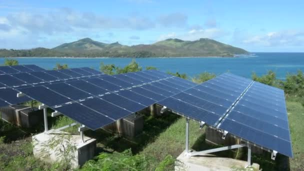 Módulos solares fotovoltaicos en la remota isla de Fiji — Vídeo de stock