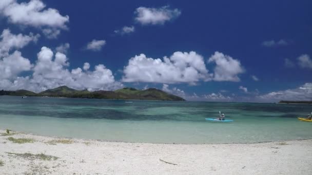 Personer som kajakpaddling längs en tropisk resort i Fiji — Stockvideo