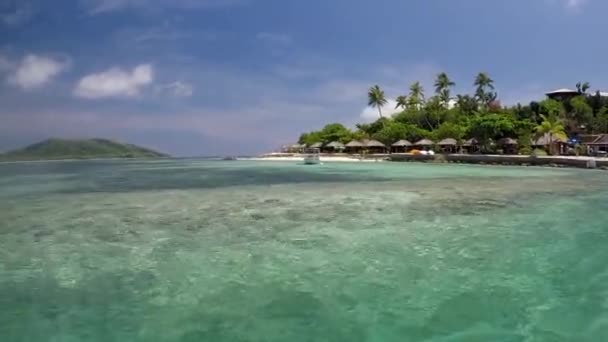 Landschap van een resort op één van de Yasawa-eilanden van Fiji — Stockvideo