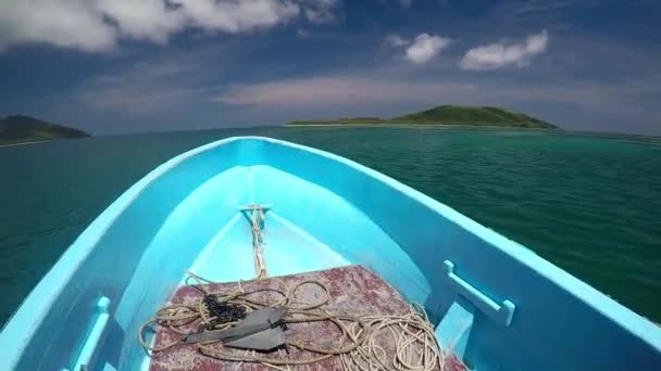 Landschaft einer der Yasawa-Inseln in Fidschi von einem Boot aus — Stockvideo