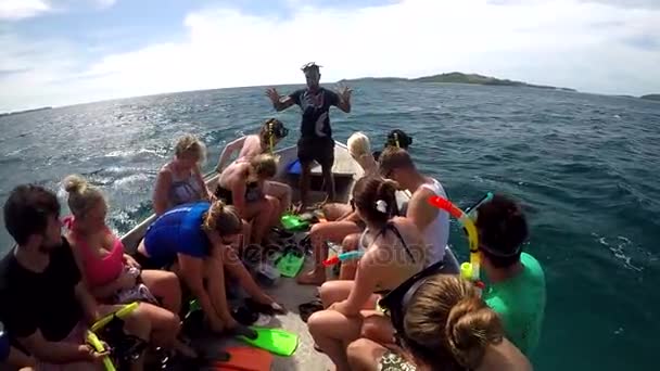 Toeristische klaar om te snorkelen in de Yasawa-eilanden van Fiji — Stockvideo