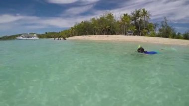 Genç kadın Nanuya Lailai ada Fiji Blue Lagoon içinde şnorkel