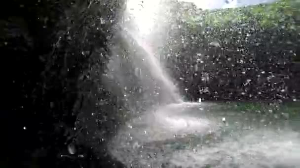 Waterdruppels vallen achter een waterval — Stockvideo