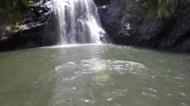 Mulher turística salta para uma cachoeira — Vídeo de Stock