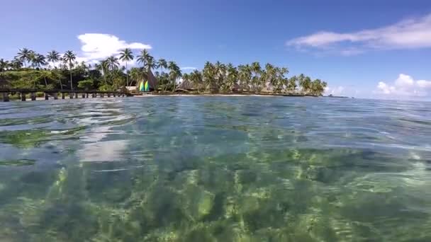 Zeegezicht van een tropisch resort in Fiji — Stockvideo