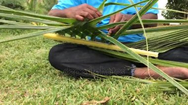 Fiji adam oluşturmak bir sepet bir Hindistan cevizi hurma yaprakları dokuma