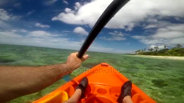 Людина в Байдарка на Фіджі Pov — стокове відео