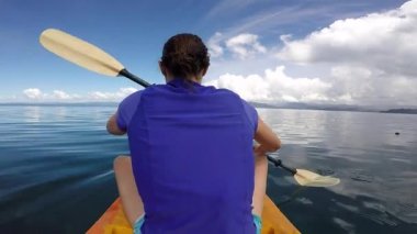 Genç kadın bir kayık, Kayak