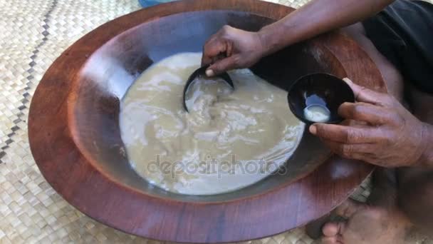 Παραδοσιακή κάβα ποτών το εθνικό ποτό των Φίτζι — Αρχείο Βίντεο