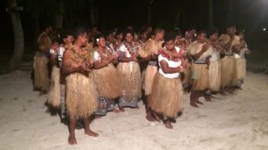 Ses yerli insanlar şarkı söyleyip dans Fiji