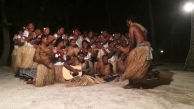 Yerli Fiji insanlar şarkı söyleyip dans