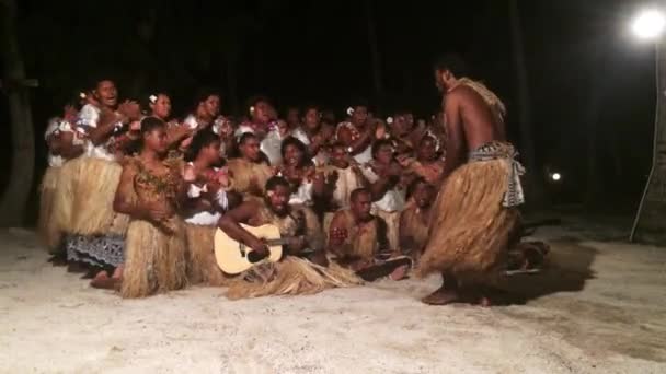 Inheemse Fijian mensen zingen en dansen — Stockvideo