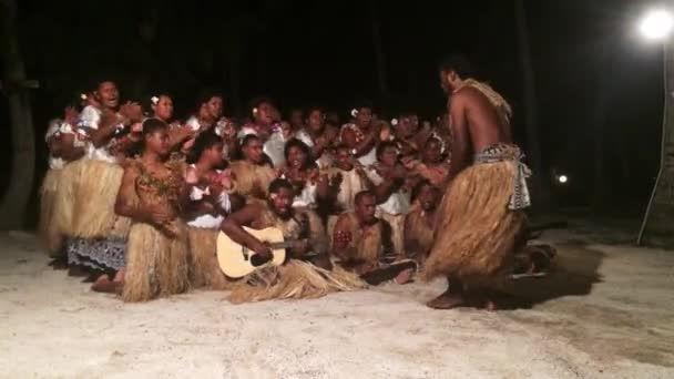 Os povos indígenas fijianos cantam e dançam — Vídeo de Stock