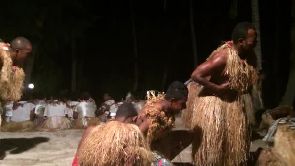 Hombres indígenas fiyianos bailando la tradicional danza masculina meke wesi — Vídeos de Stock