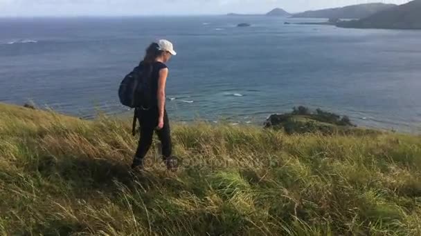 Jovem mulher viaja e caminha em terreno tropical — Vídeo de Stock