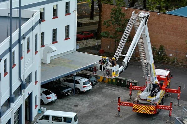 Exercício de bombeiros em uma escada de incêndio do motor — Fotografia de Stock