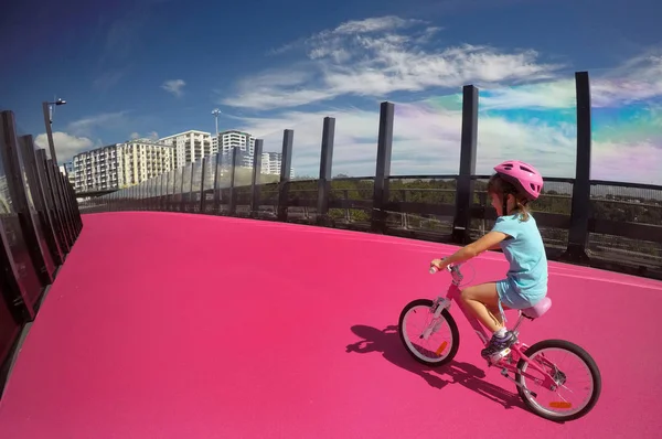 Chica joven montar en bicicleta — Foto de Stock