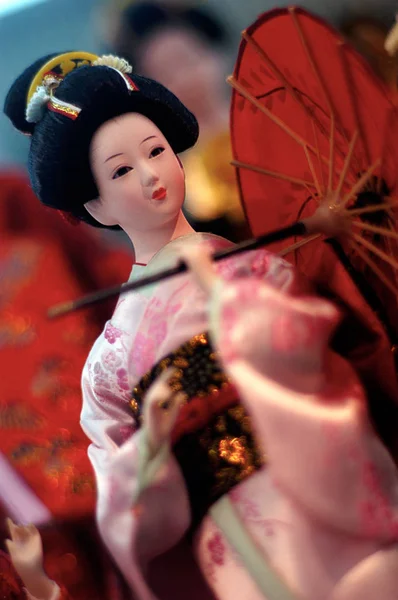 Китайская кукла в китайской одежде — стоковое фото