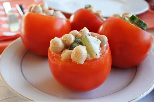 Świeże pomidory, wypełnione Sałatka — Zdjęcie stockowe
