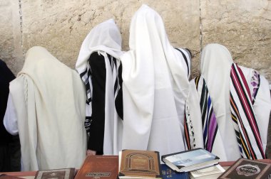Kudüs Israe batı duvarında, Ortodoks Yahudi erkekler dua