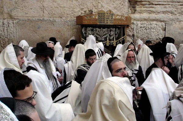 Homens judeus ortodoxos rezam no Muro Ocidental em Jerusalém — Fotografia de Stock