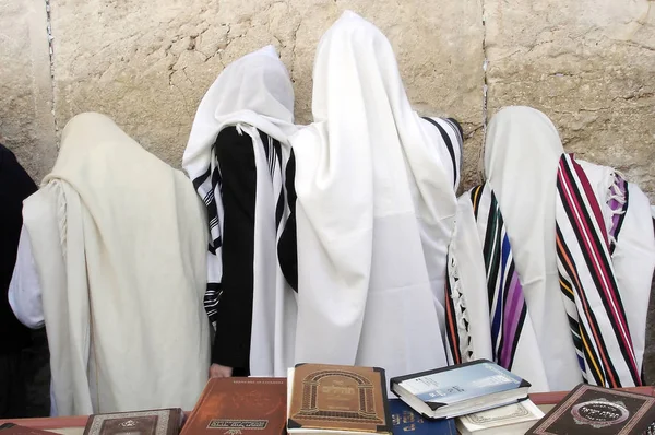 Homens judeus ortodoxos rezam no Muro Ocidental em Jerusalém — Fotografia de Stock