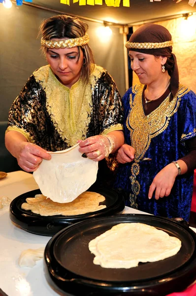 Moroccan Jewish woman baking mufleta — Stock Photo, Image