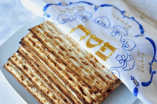 Fısıh veya Pesach kelime İbranice ile Matzo Yahudi tatil için — Stok fotoğraf