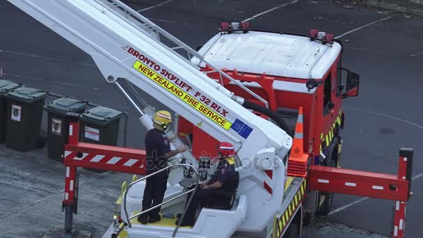 Los bomberos se ejercitan en una escalera de bomberos — Vídeo de stock