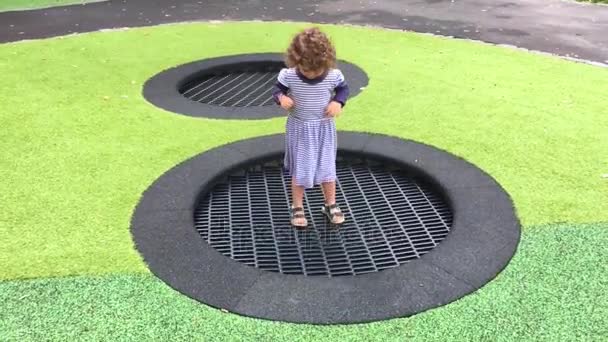 Küçük kız sıçrama açık trambolin üzerinde — Stok video