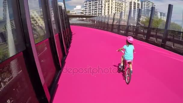 Young girl ride a bike in Auckland New Zealand — Stock Video