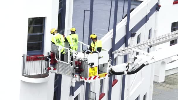 Los bomberos se ejercitan en una escalera de bomberos — Vídeos de Stock