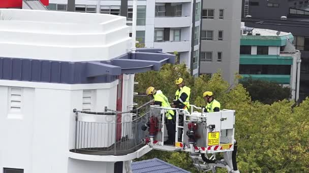 Brandmän övning på en brandbil stege — Stockvideo