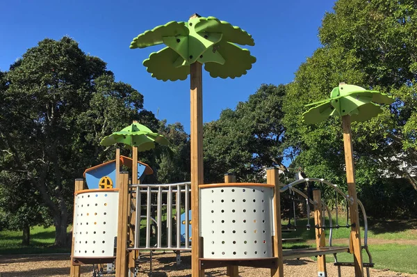 Parque infantil verde no parque — Fotografia de Stock