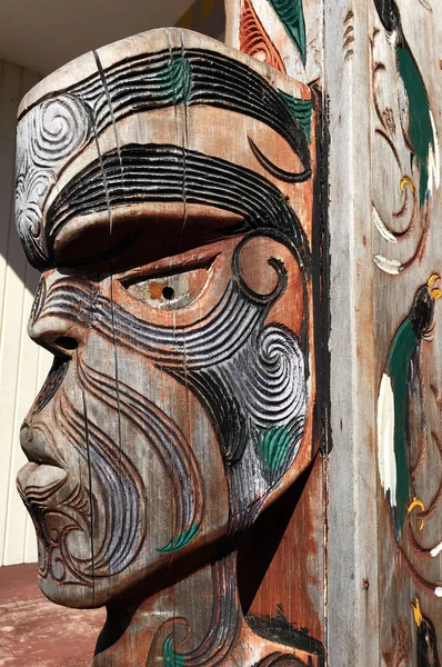 Figure d'un visage masculin maori — Photo