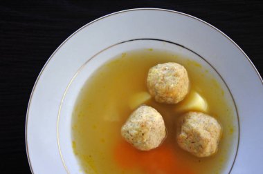 Görünümü Matzah topları Aşkenaz Yahudi çorba hamur tatlısı matzah yemek, yumurta, su ve tavuk yağ karışımı yapılan Fısıh Yahudi Holiday.Food arka plan ve doku üzerinde servis