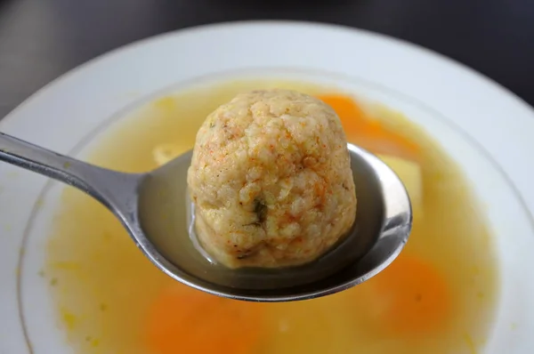 一个逾越节犹太汤饺子 — 图库照片