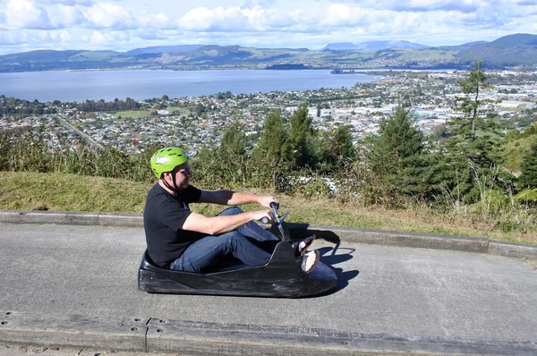 Mann fährt auf Skyline-Rotorua-Rodel — Stockfoto