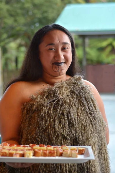 Mujer maorí sonriendo — Foto de Stock