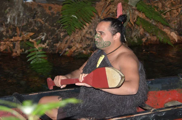 Maori man in traditional waka boat — Stock Photo, Image