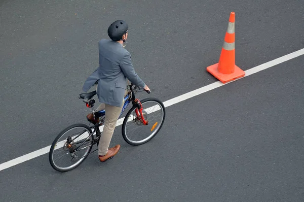 Vista aérea de un hombre en bicicleta por la carretera de la ciudad —  Fotos de Stock